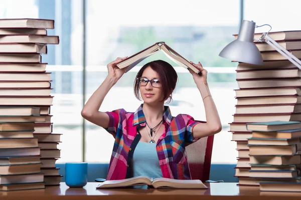 Jovem estudante se preparando para exames universitários — Fotografia de Stock