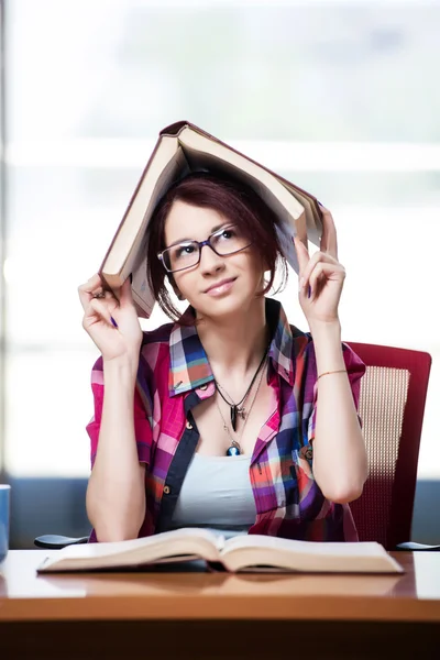 Junge Studentin bereitet sich auf College-Prüfungen vor — Stockfoto