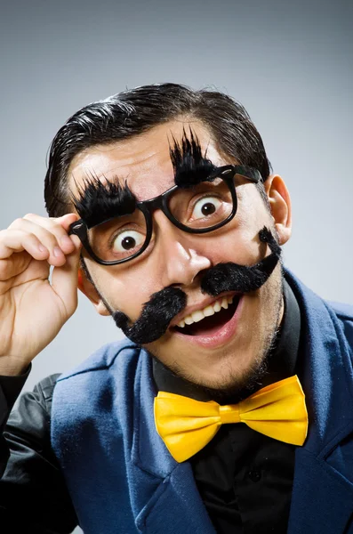 Hombre gracioso contra fondo oscuro — Foto de Stock