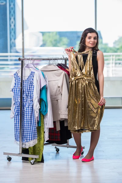 Mujer eligiendo ropa en tienda —  Fotos de Stock