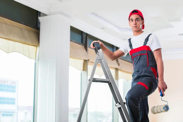 Giovane pittore dipingere il soffitto nel concetto di costruzione — Foto Stock