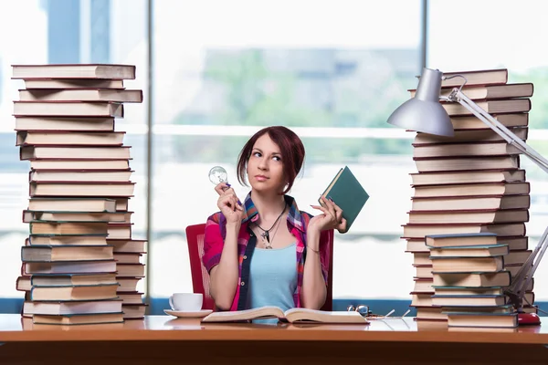 Junge Studentin bereitet sich auf College-Prüfungen vor — Stockfoto