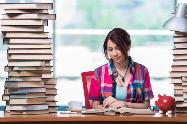 Begreppet dyra läroböcker med kvinnlig student — Stockfoto