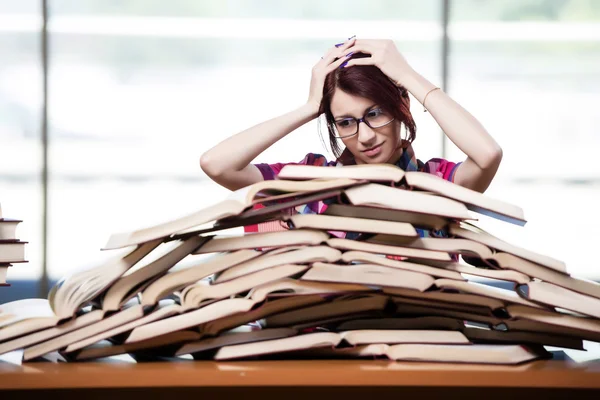 Ung kvinna student förbereder sig för college tentor — Stockfoto