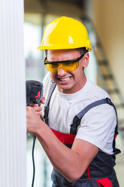 Hombre perforando la pared con perforador — Foto de Stock