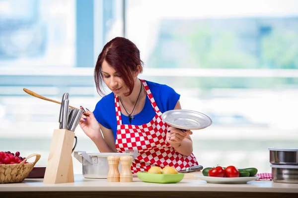 Kvinna som förbereder soppa i köket — Stockfoto