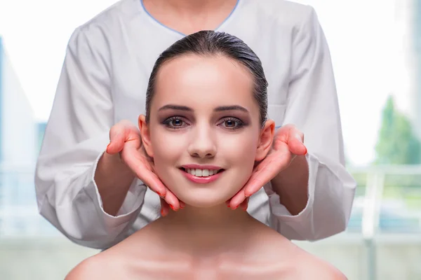 Mujer joven durante la sesión de masaje facial y cutáneo —  Fotos de Stock