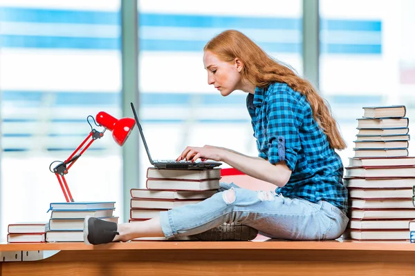 Giovane studentessa preparazione per gli esami — Foto Stock