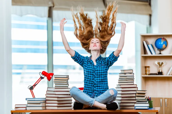 Jovem estudante se preparando para exames — Fotografia de Stock