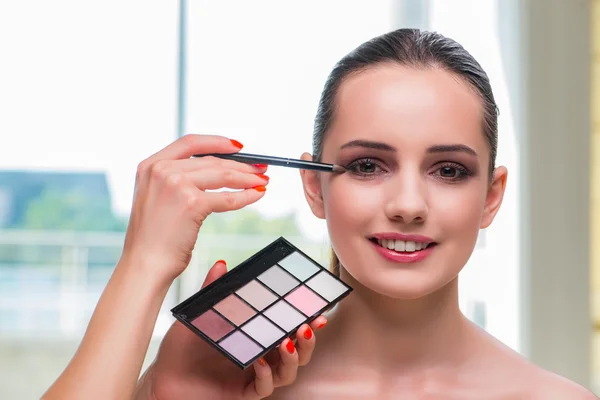 Bella donna durante la sessione di cosmetici per il trucco — Foto Stock