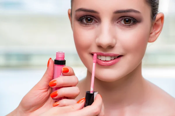 Mujer hermosa durante la sesión de cosméticos de maquillaje — Foto de Stock