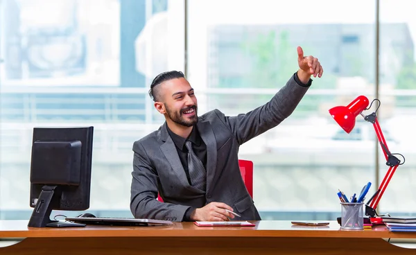 Geschäftsmann jubelt beim Salut im Büro — Stockfoto