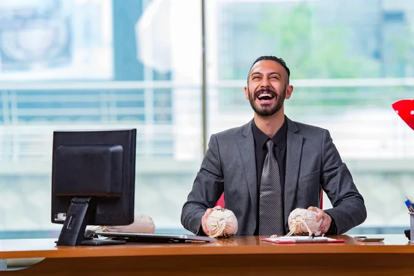 Happy affärsman med pengar säckar på kontoret — Stockfoto