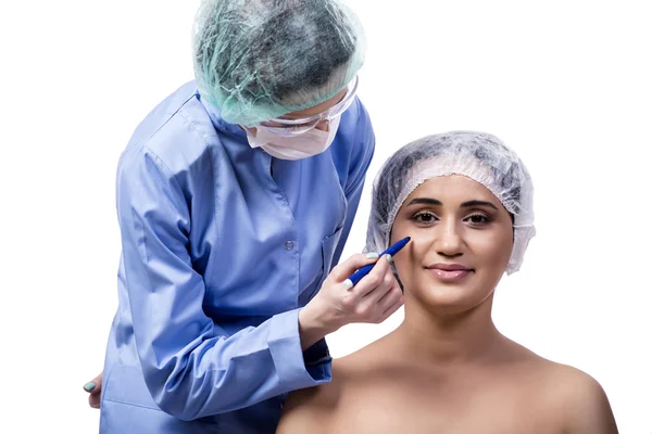 Genç kadın plastik cerrahi üzerine beyaz izole için hazırlanıyor — Stok fotoğraf
