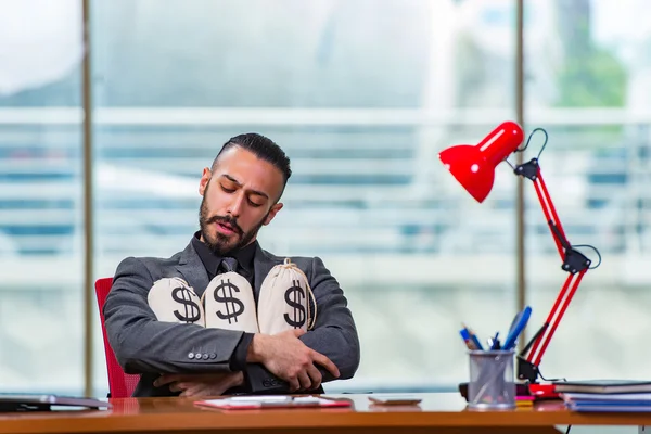 Empresário feliz com sacos de dinheiro no escritório — Fotografia de Stock