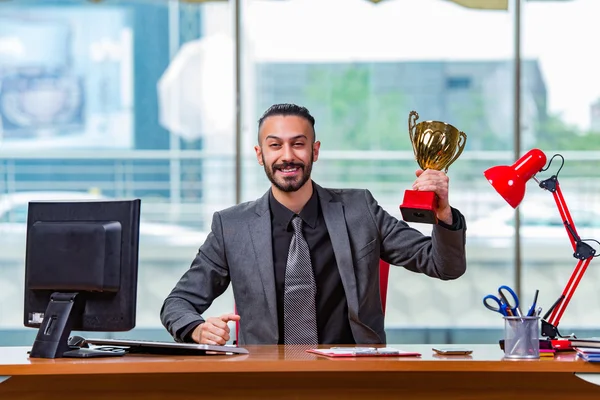 Geschäftsmann gewinnt Pokal im Büro — Stockfoto