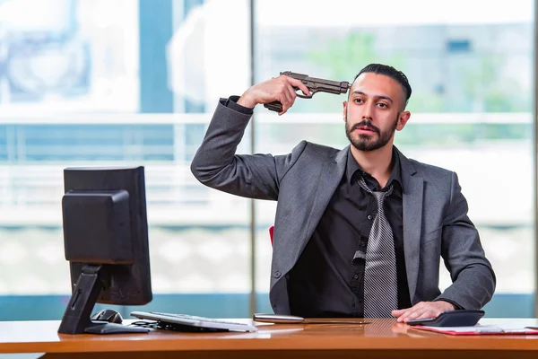 Desperat pank man begår självmord på kontoret — Stockfoto