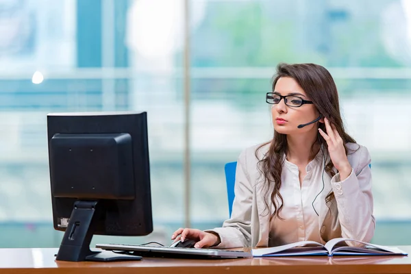 Call center operator werkt in het kantoor — Stockfoto