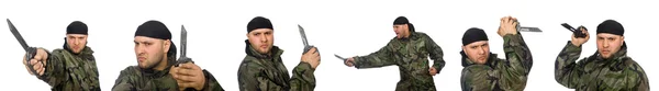 Ung man i soldat uniform håller kniv isolerad på vit — Stockfoto