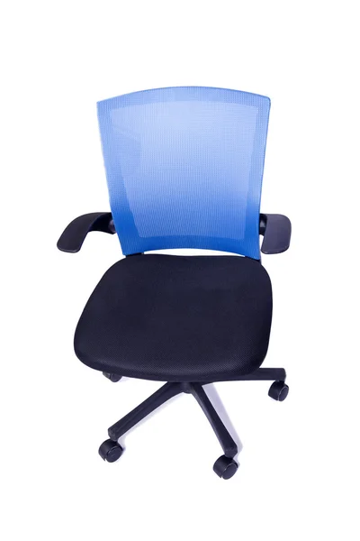 Синий офисный стул на белом фоне — стоковое фото