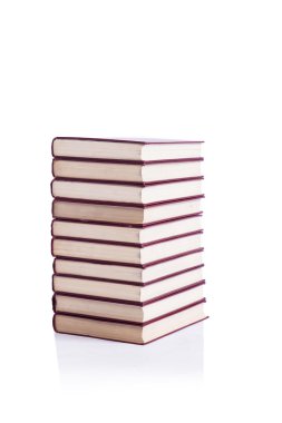 Kitap yığını beyaz arka plan izole