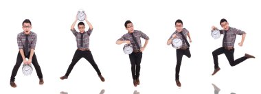 Saati olan genç bir adam beyazda izole edilmiş.