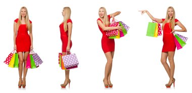 Alışveriş torbaları olan kadın beyazda yalnız.