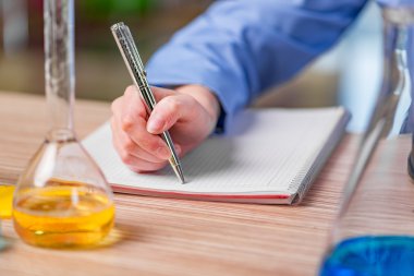 Kimyasal çözümler üzerinde çalışan deneyimli asistan