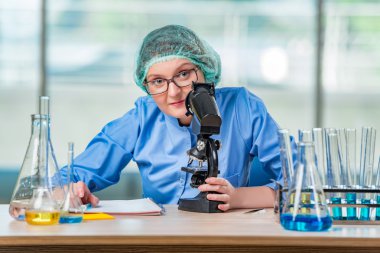 Kimyasal çözümler üzerinde çalışan deneyimli asistan