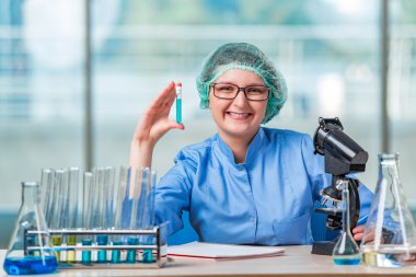 Kimyasal çözümler üzerinde çalışan deneyimli asistan