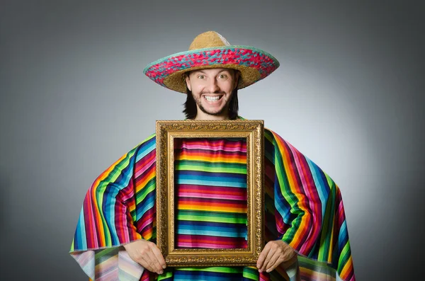 Hombre divertido con sombrero y marco de foto — Foto de Stock