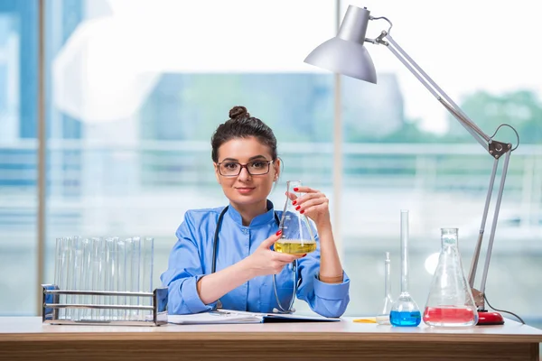 Kobieta lekarz robi badania chemiczne w laboratorium — Zdjęcie stockowe