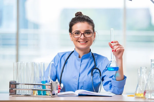 Medico donna che fa test chimici in laboratorio — Foto Stock