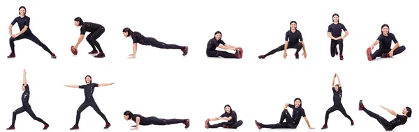 Mladý muž dělá cvičení na bílém — Stock fotografie
