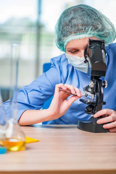Ervaren lab-assistent werken aan chemische oplossingen — Stockfoto
