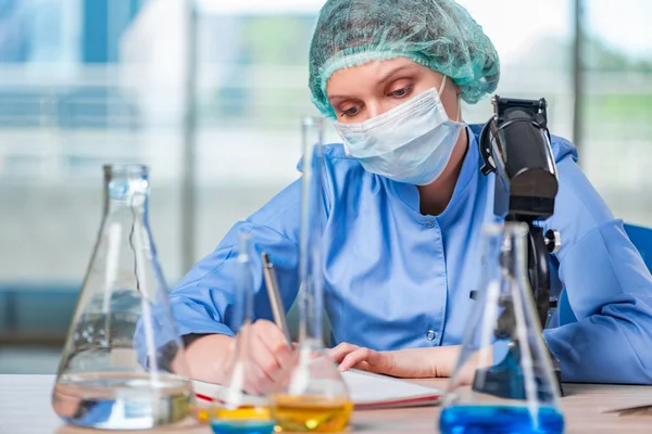 Asistente de laboratorio experimentado trabajando en soluciones químicas — Foto de Stock