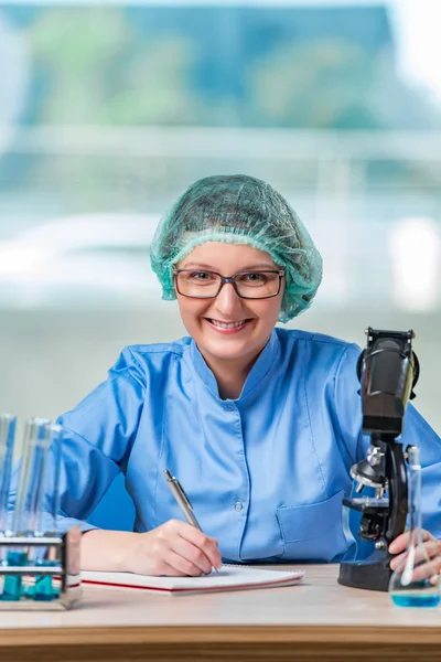 Asistente de laboratorio experimentado trabajando en soluciones químicas — Foto de Stock