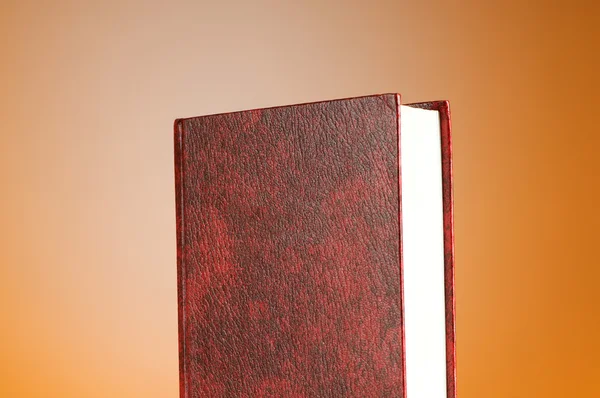 Koncepce vzdělávání s červenými deskami knihy — Stock fotografie