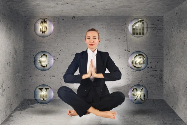 Mujer de negocios meditando en la caja —  Fotos de Stock