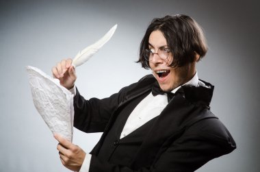 Kalemi klasik konseptte olan komik yazar.