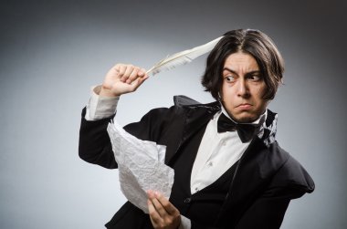 Kalemi klasik konseptte olan komik yazar.