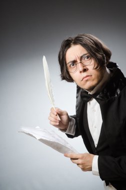 Kalemi klasik konseptte olan komik yazar.