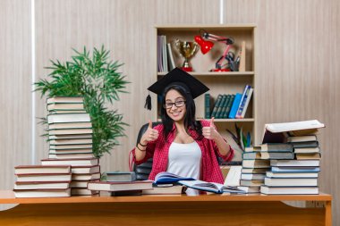 Üniversite sınavlarına hazırlanan genç bir kız öğrenci.