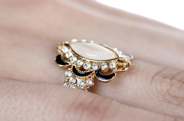 Parmağına taktığın mücevher yüzüğü.