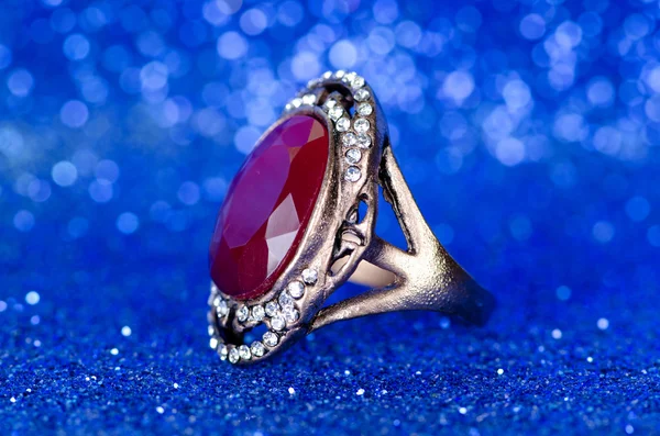Mavi arka plan karşı mücevher yüzük — Stok fotoğraf