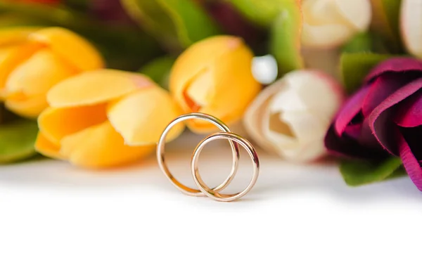 Anéis de casamento e flores isoladas no fundo branco — Fotografia de Stock