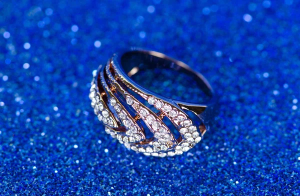 Bague bijoux sur fond bleu — Photo