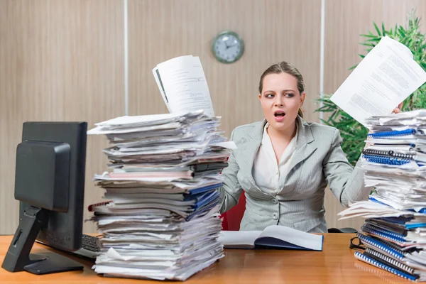 Mulher sob estresse por excesso de trabalho em papel — Fotografia de Stock