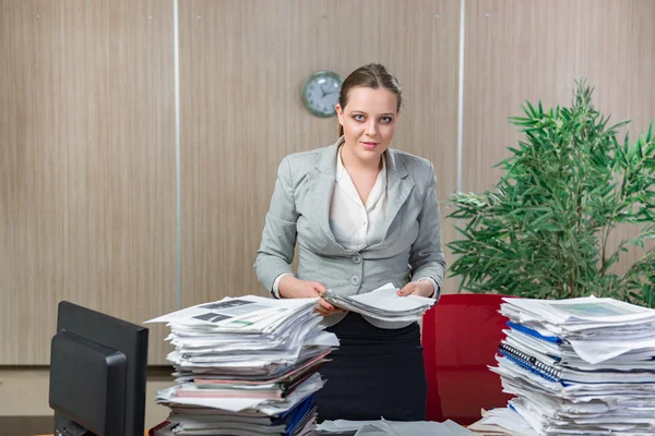 Mulher sob estresse por excesso de trabalho em papel — Fotografia de Stock