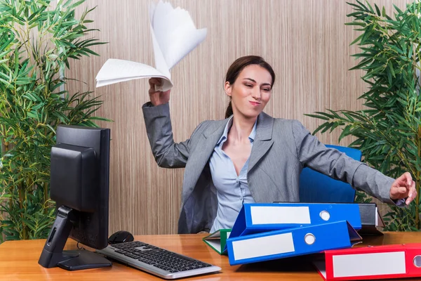 Frau wirft unter Stress Papiere ins Büro — Stockfoto